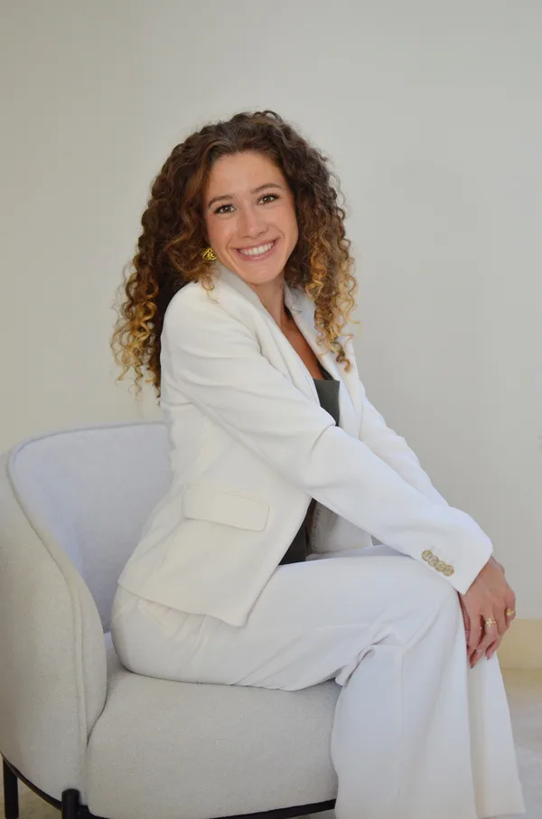 Hannah Lee, MS, Registered Mental Health Counselor Intern - trauma-informed therapist in Boca Raton, Florida, seated portrait